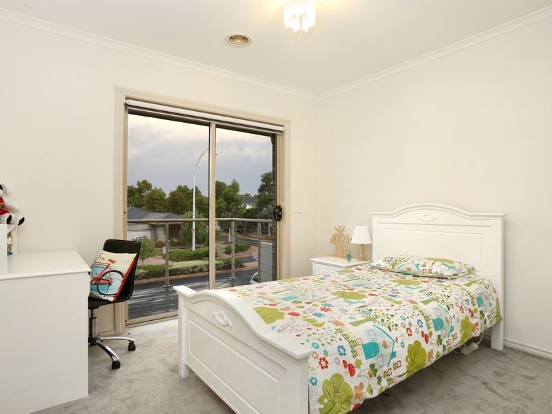 8 The Esplanade, Sanctuary Lakes VIC 3030