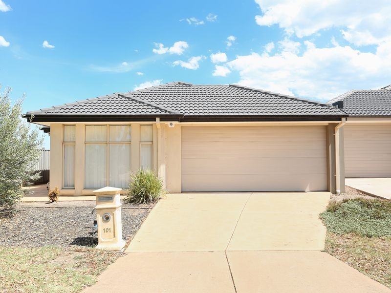 101 Middle Park Drive, Sanctuary Lakes VIC 3030