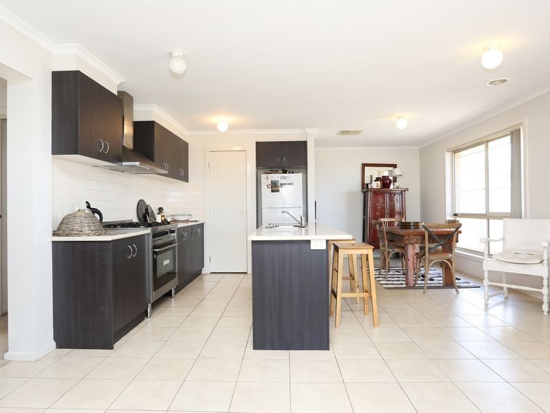 101 Middle Park Drive, Sanctuary Lakes VIC 3030