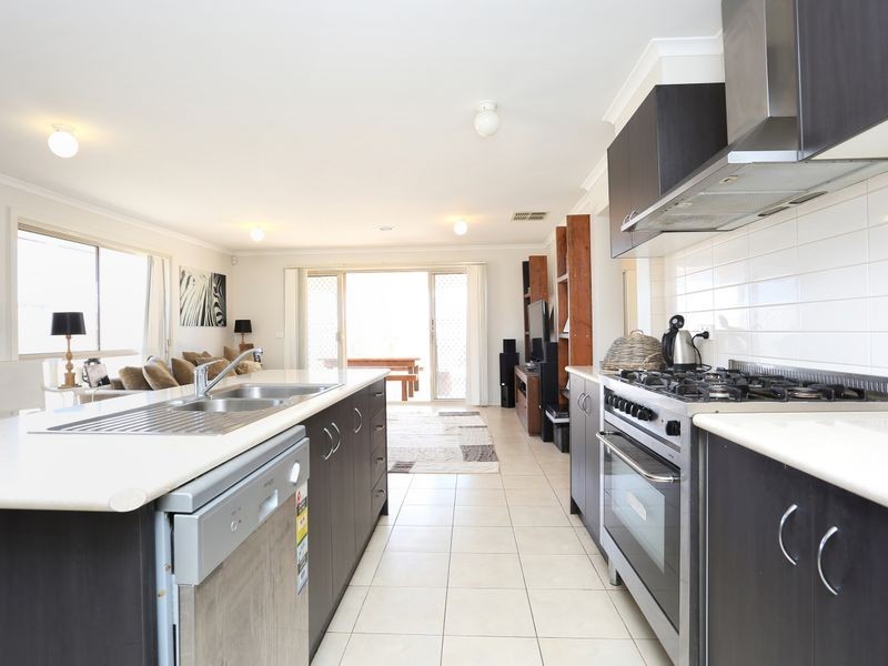 101 Middle Park Drive, Sanctuary Lakes VIC 3030