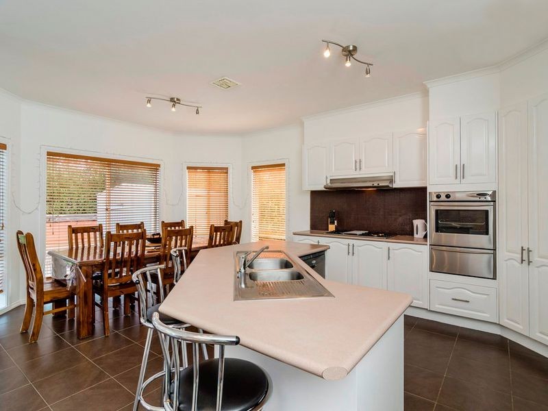 20 South Shore Avenue, Sanctuary Lakes VIC 3030