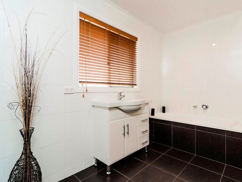 20 South Shore Avenue, Sanctuary Lakes VIC 3030