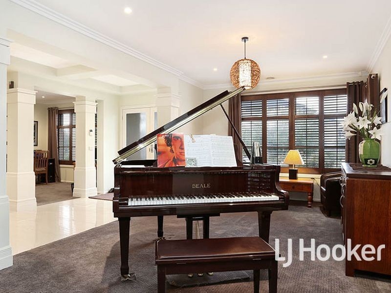 8 Sandhill Rise, Sanctuary Lakes VIC 3030