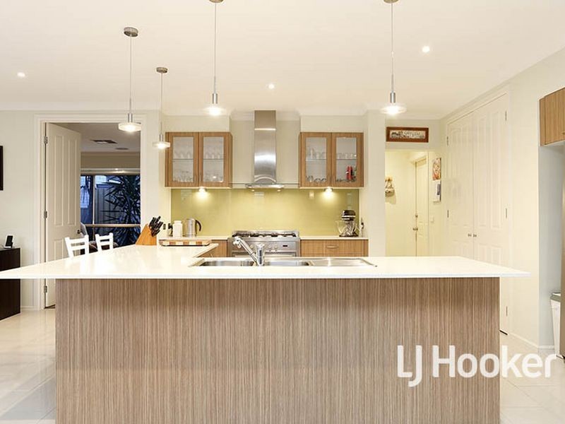 8 Sandhill Rise, Sanctuary Lakes VIC 3030