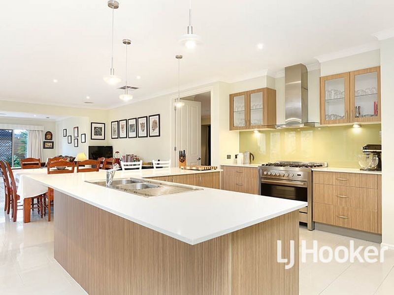 8 Sandhill Rise, Sanctuary Lakes VIC 3030