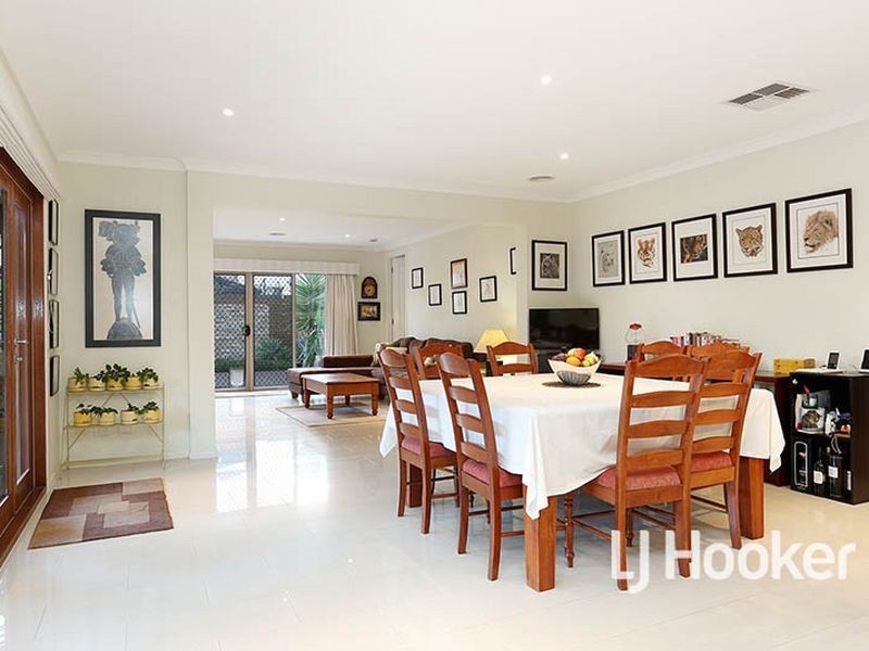 8 Sandhill Rise, Sanctuary Lakes VIC 3030