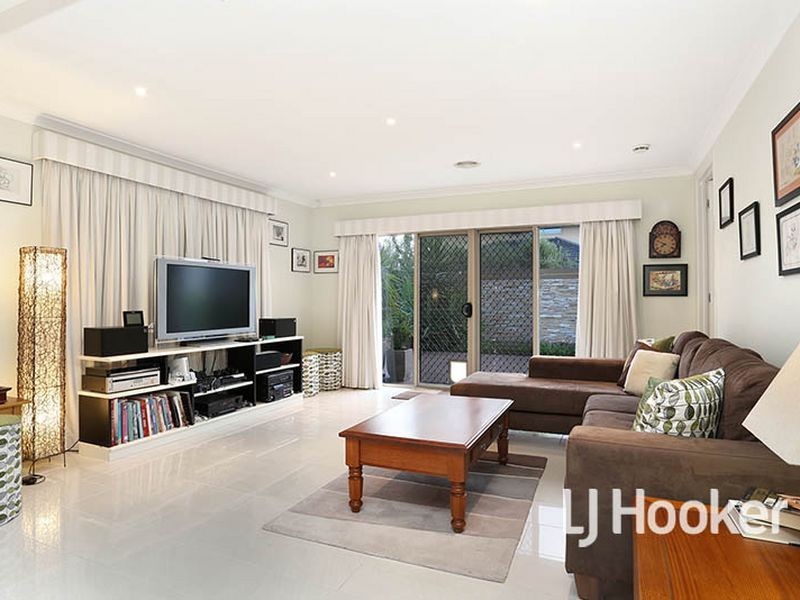 8 Sandhill Rise, Sanctuary Lakes VIC 3030