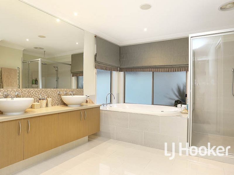 8 Sandhill Rise, Sanctuary Lakes VIC 3030