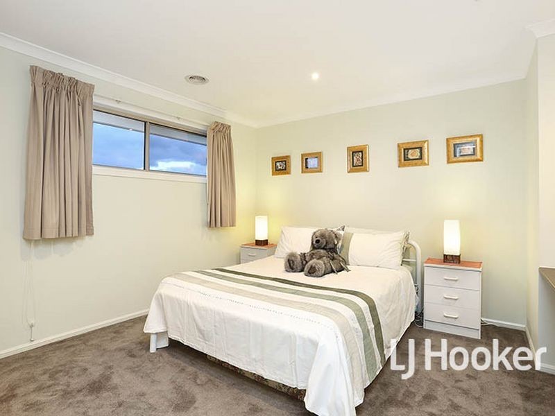 8 Sandhill Rise, Sanctuary Lakes VIC 3030