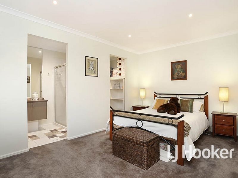 8 Sandhill Rise, Sanctuary Lakes VIC 3030