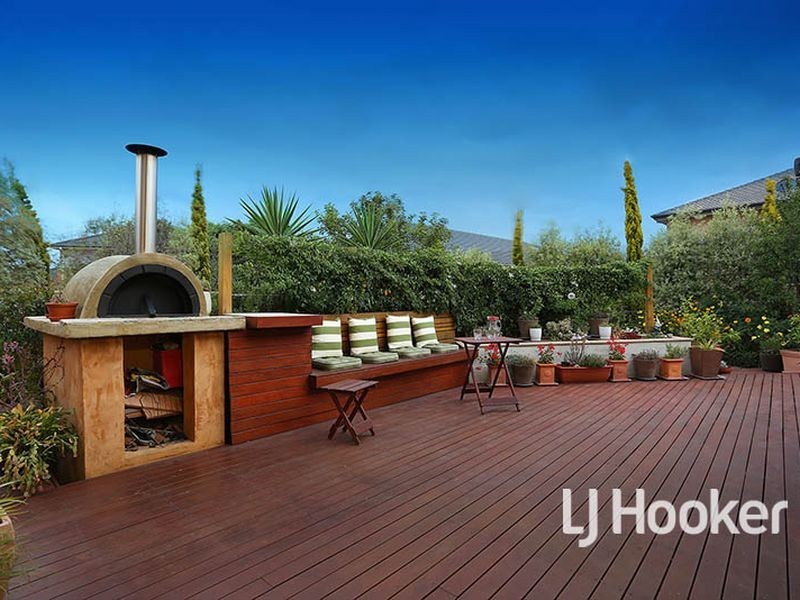 8 Sandhill Rise, Sanctuary Lakes VIC 3030