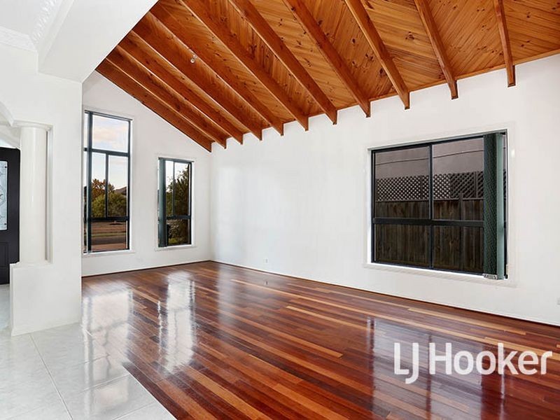 35 Sandy Point Road, Sanctuary Lakes VIC 3030
