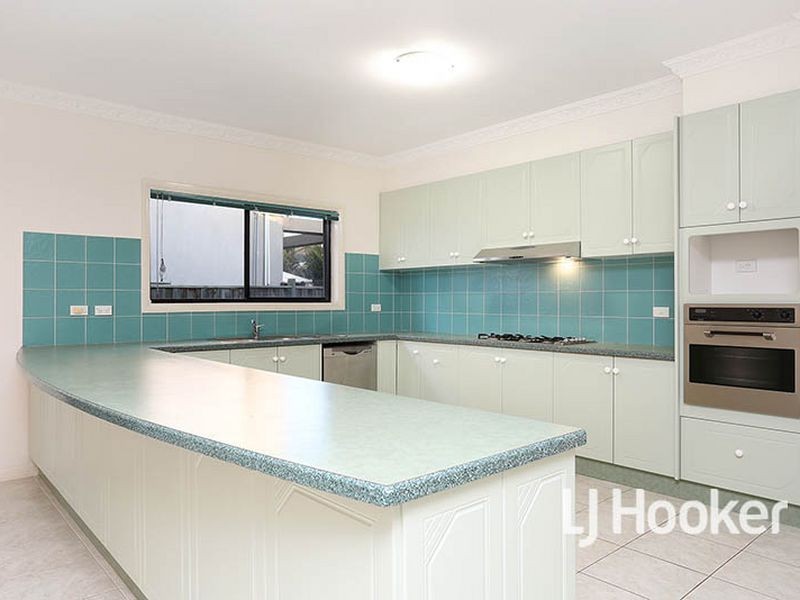 35 Sandy Point Road, Sanctuary Lakes VIC 3030