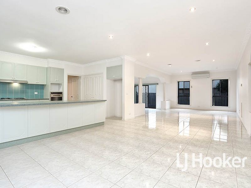 35 Sandy Point Road, Sanctuary Lakes VIC 3030