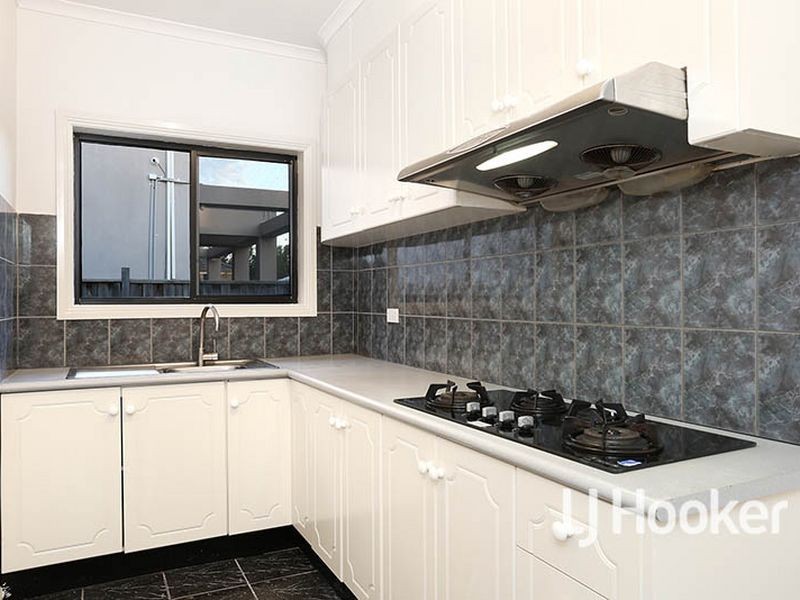 35 Sandy Point Road, Sanctuary Lakes VIC 3030
