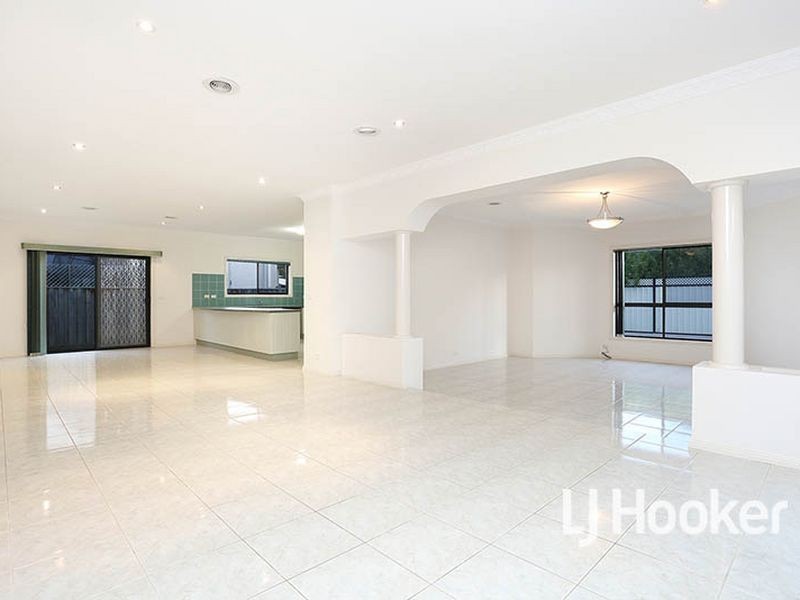 35 Sandy Point Road, Sanctuary Lakes VIC 3030