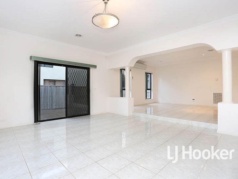 35 Sandy Point Road, Sanctuary Lakes VIC 3030