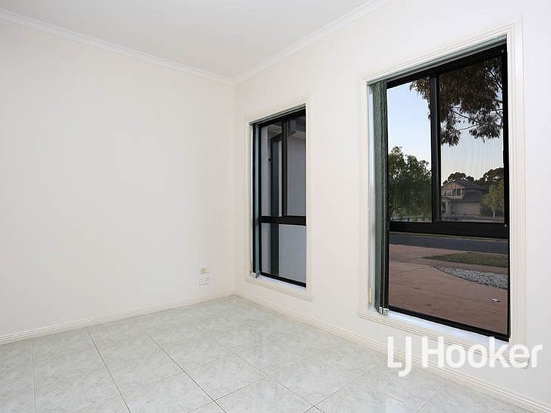 35 Sandy Point Road, Sanctuary Lakes VIC 3030