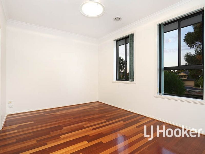 35 Sandy Point Road, Sanctuary Lakes VIC 3030