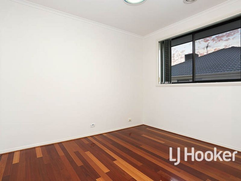 35 Sandy Point Road, Sanctuary Lakes VIC 3030