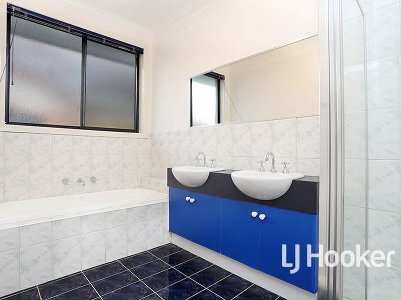 35 Sandy Point Road, Sanctuary Lakes VIC 3030