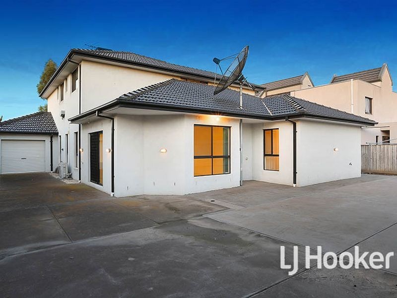 35 Sandy Point Road, Sanctuary Lakes VIC 3030