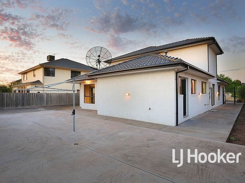 35 Sandy Point Road, Sanctuary Lakes VIC 3030