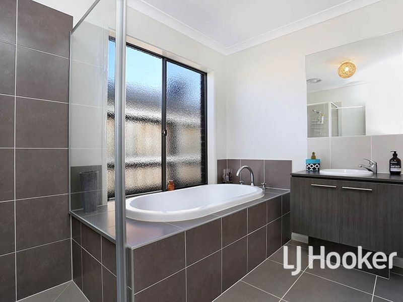 11 Whitecaps Avenue, Point Cook VIC 3030