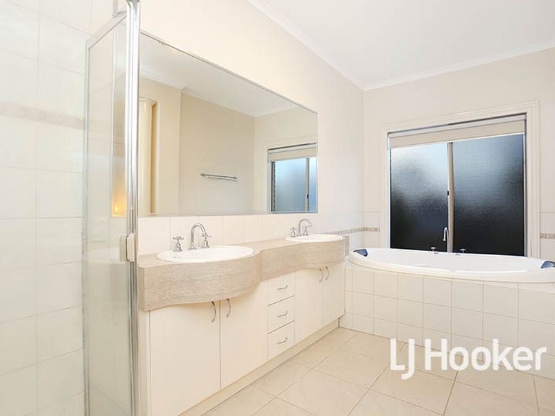 8 Castlewood Place, Point Cook VIC 3030