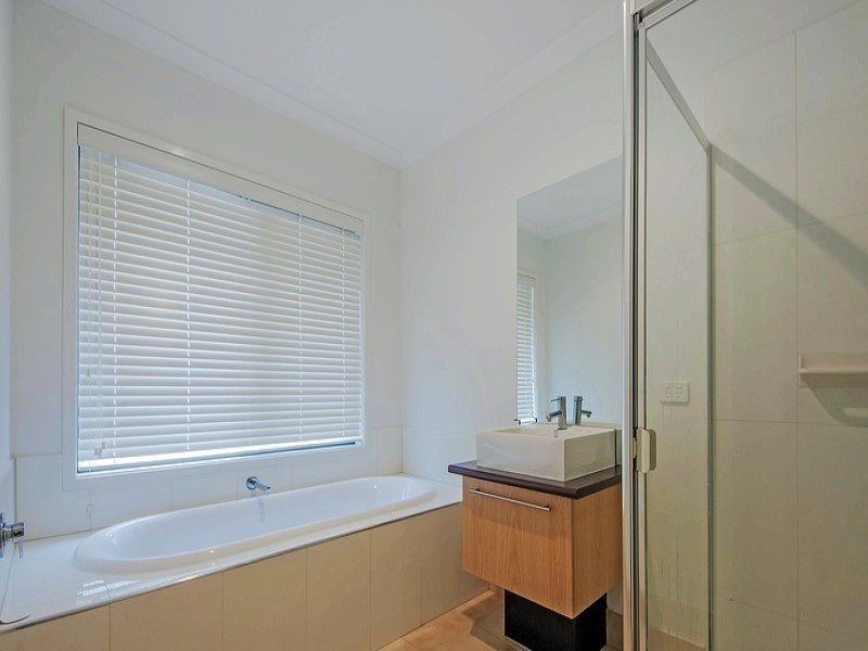 24 Australis Drive, Williams Landing VIC 3027