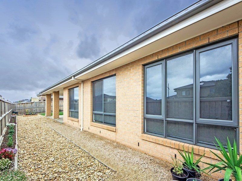 24 Australis Drive, Williams Landing VIC 3027