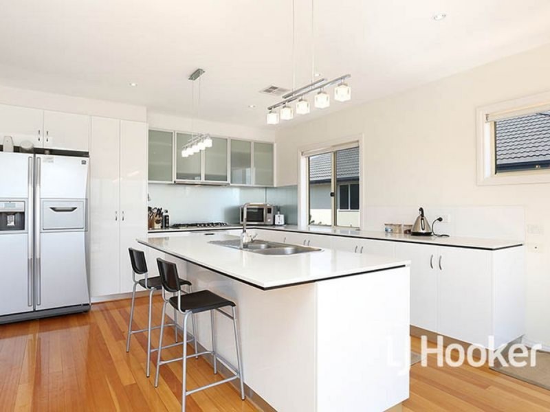 7 Viewbank Court, Sanctuary Lakes VIC 3030