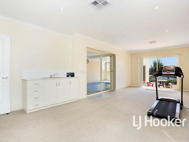 7 Viewbank Court, Sanctuary Lakes VIC 3030