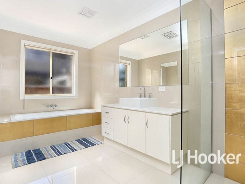 7 Viewbank Court, Sanctuary Lakes VIC 3030