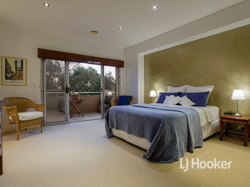 10 Freshwater Point, Sanctuary Lakes VIC 3030