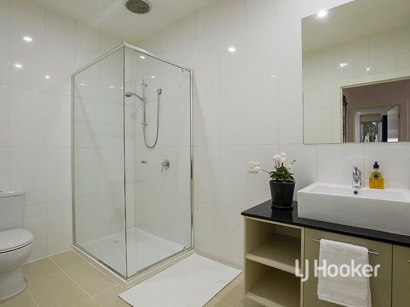 10 Freshwater Point, Sanctuary Lakes VIC 3030