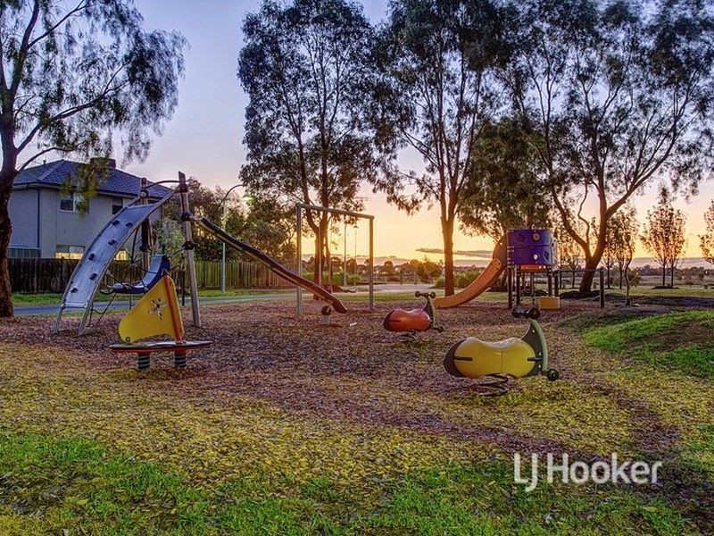10 Freshwater Point, Sanctuary Lakes VIC 3030