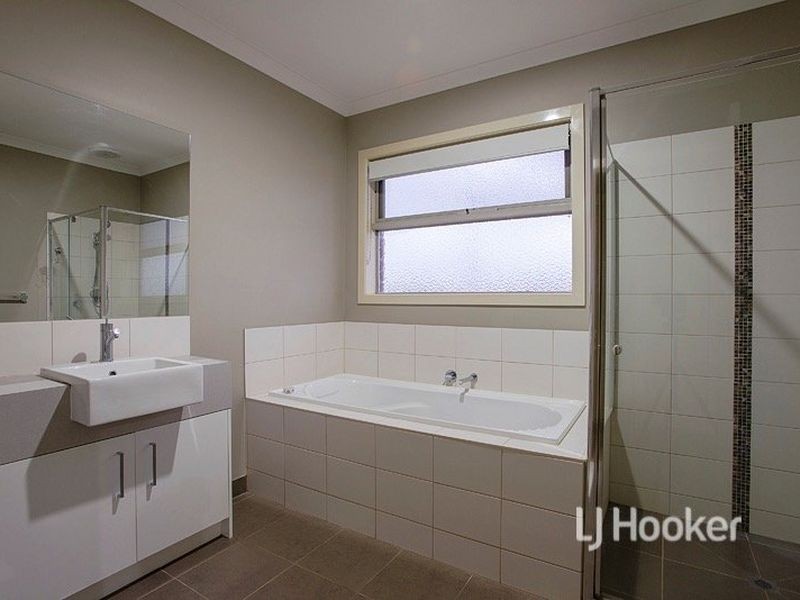 16 Admiralty Lane, Sydenham VIC 3037