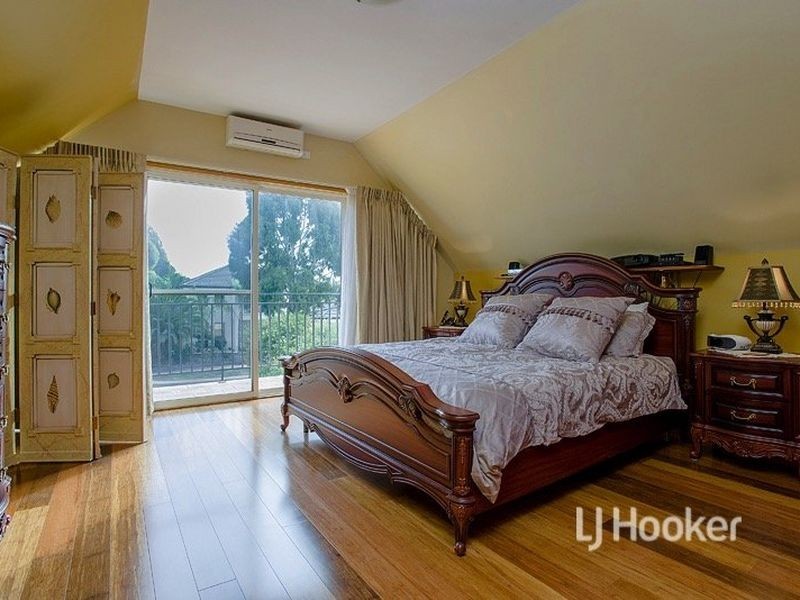 28 Lakeside Drive, Sanctuary Lakes VIC 3030