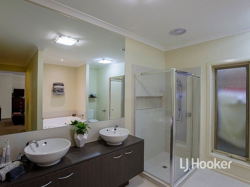 6 Urchin Way, Point Cook VIC 3030