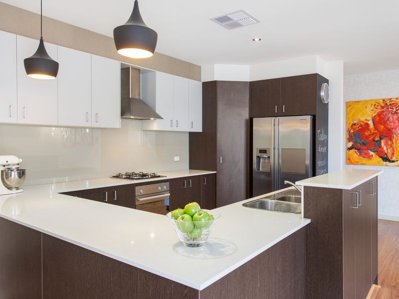 6 Fifth Avenue, Sanctuary Lakes VIC 3030