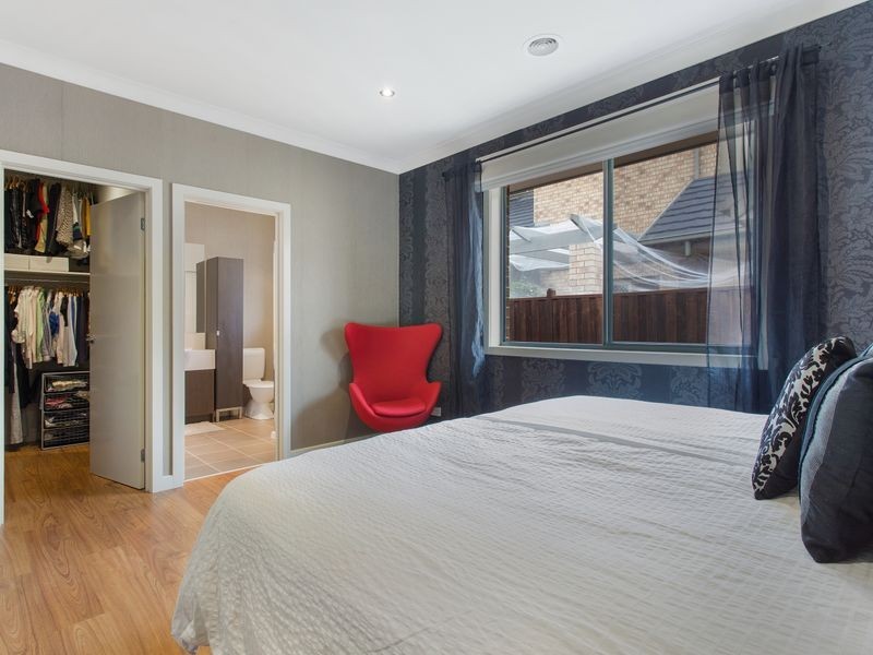 6 Fifth Avenue, Sanctuary Lakes VIC 3030