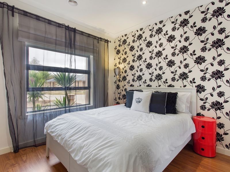 6 Fifth Avenue, Sanctuary Lakes VIC 3030