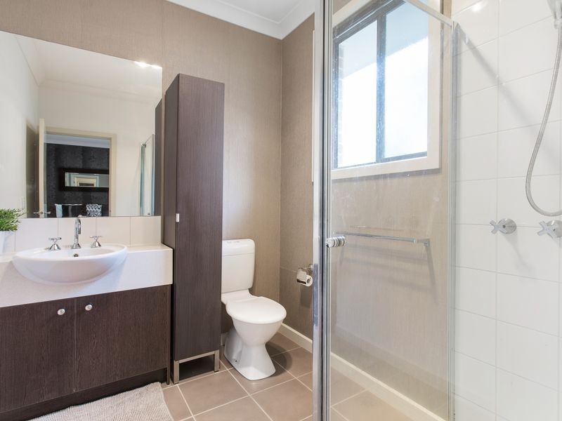 6 Fifth Avenue, Sanctuary Lakes VIC 3030