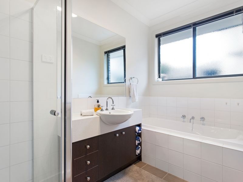 6 Fifth Avenue, Sanctuary Lakes VIC 3030