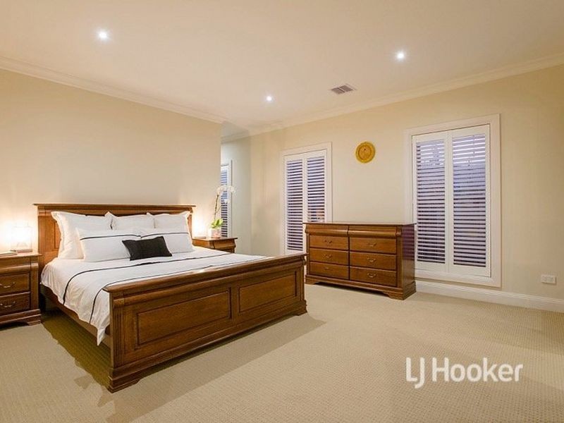 37 Celebration Drive, Sanctuary Lakes VIC 3030