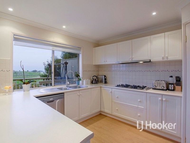 11 Fifth Avenue, Sanctuary Lakes VIC 3030