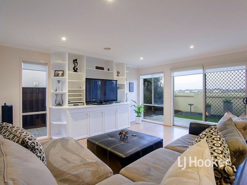 11 Fifth Avenue, Sanctuary Lakes VIC 3030