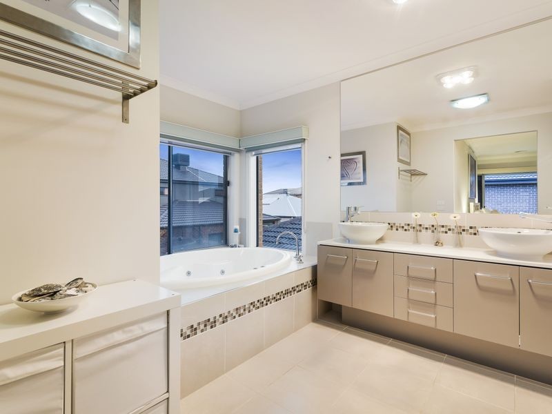 5 Silverbay Avenue, Point Cook VIC 3030