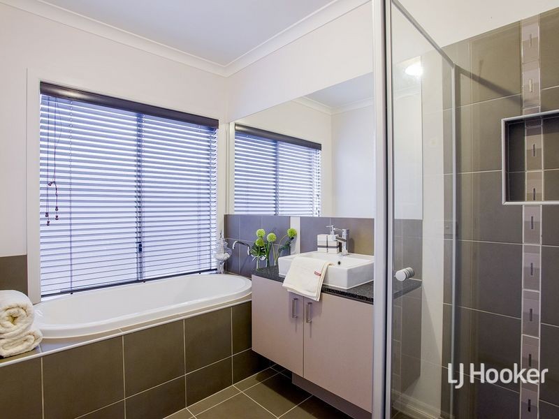 16 Ionian Way, Point Cook VIC 3030